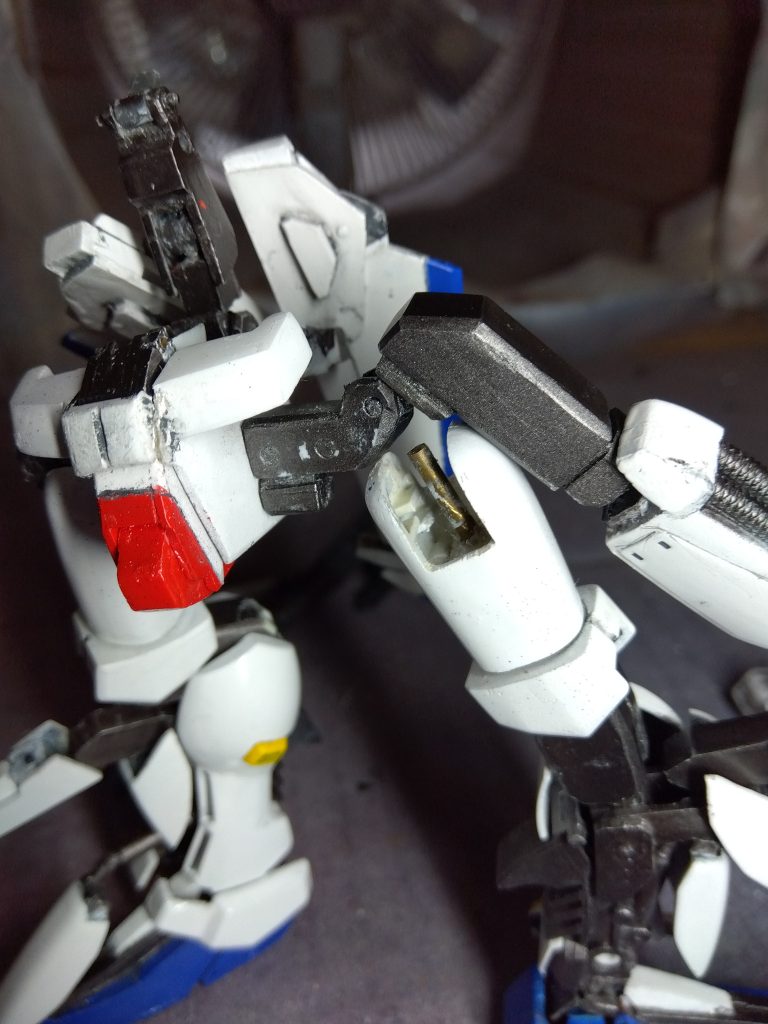 股関節は、昔のムック本を参考に、設定を再現しています。軸は全て2mm真鍮線です。