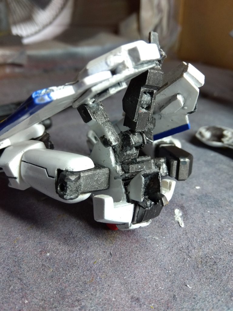 本体の構造です。Gコアとの合体は、機首を差し込むだけで、真鍮線から作ったフックパーツでアタッカーのコクピットブロックと引っ掛けて固定します。ウイングのアームは、ポリランナーに1mm穴を開けたパーツを使った関節で、ボマーとクルーザー、MS形態の3通りの位置に対応出来ます。