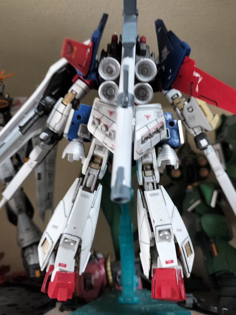 後ろはバーニアの大型化と3連小型バーニア装備