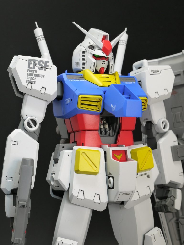 ●胴ジムカスタムのものをベースに、襟・鎖骨まわりのデザインを変更しました。コクピットブロックはもっと直線的にするべきですが、諦めました。・首を後ろに約2.5mm移動、約2mm短縮・鎖骨ダクト周りの角度と面構成を変更・襟を形状変更・胸ダクトを1mm前に飛び出させ、外形を八角形に加工・コクピットブロックを前方へ2〜1mmくさび状に延長・胸天面/側面の緩い凸Rを削ってフラットに・腕の取り付け軸を後ろに1mm移動、軸の断面を四角形に変更・コクピット内のパイロットはVer.Kaのものを塗装して使用●腕ココはかなり1/72作例とは異なりますが、少し加工はサボってキットのデザインを残しました。肩パカも再現していません。・肩フックの取り付け角度を垂直に変更・肩内/下側のC面部を0.8mm拡大・肩外側のダクトを0.8mm延長し、形状を変更 ココは好みでデザイン変更しました。・前腕を1.6mm延長し、外側を1mm幅増し・全体的に付いている緩い凸Rを削って面をフラットに