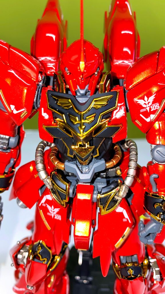 赤い部分はプレミアムレッドのキャンディ塗装で黒い部分はプリズブブルーブラックです。若干の金属パーツとビルダーズパーツを足しました。金メッキパーツは整形色のままです。