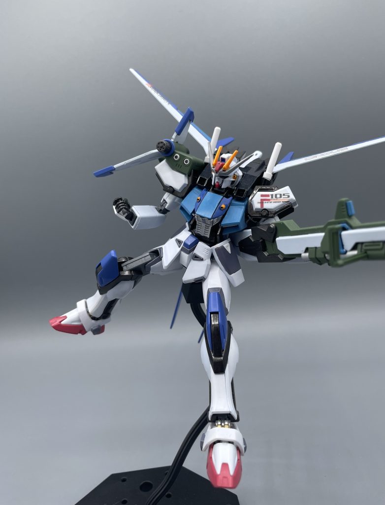 コンボウェポンポッド　右肩に装備され、実体弾で弾幕を形成するのに使用されます。頭部・胸部のイーゲルシュテルンと組み合わせると、強力な実体弾のシャワーとなります。