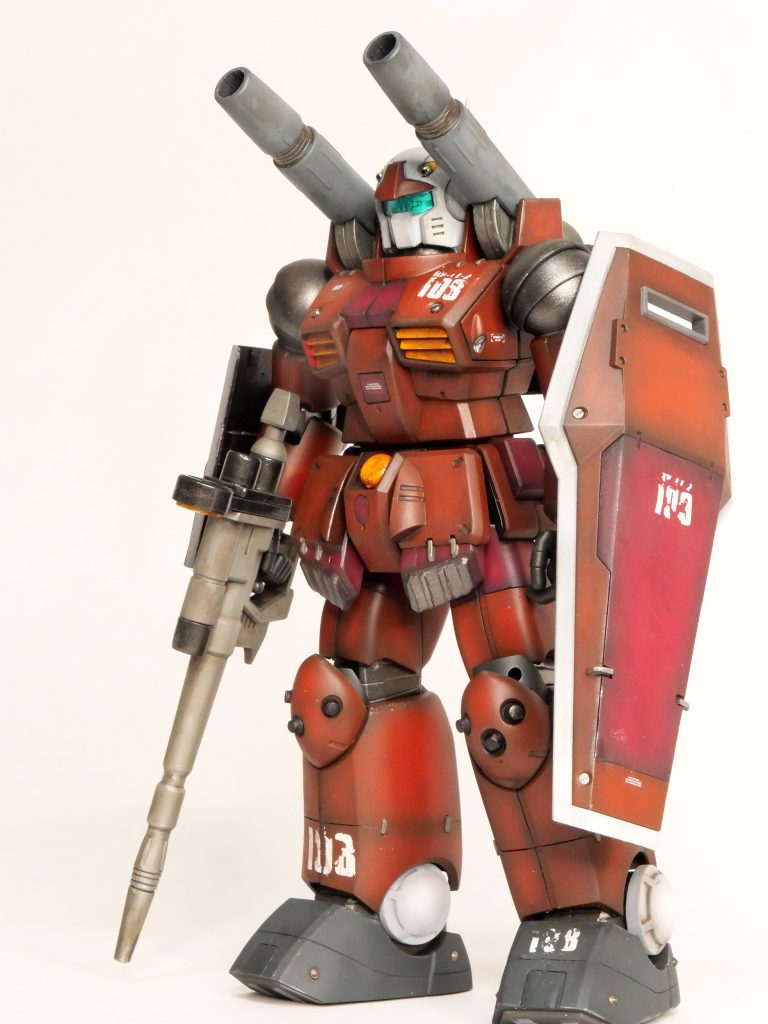 各所スジボリ追加、グラデ塗装、股関節アーマー増設、盾はヤフオクで落札したものを流用。膝のスパイクがなかなかうまくできなくて苦労しました