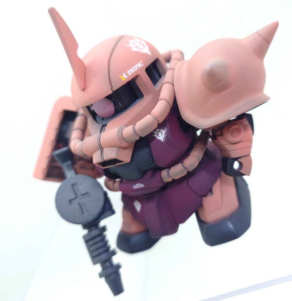 頭部はセンターで分割だったので、合わせ目は段落ちで処理しています。