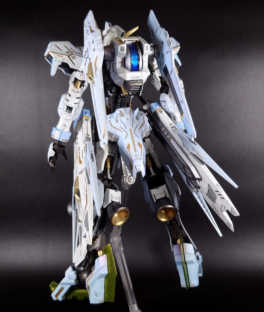 背中のリアクターは裏からプレミアムミラークローム、表にガイアの蛍光ブルーで色変えしてます。