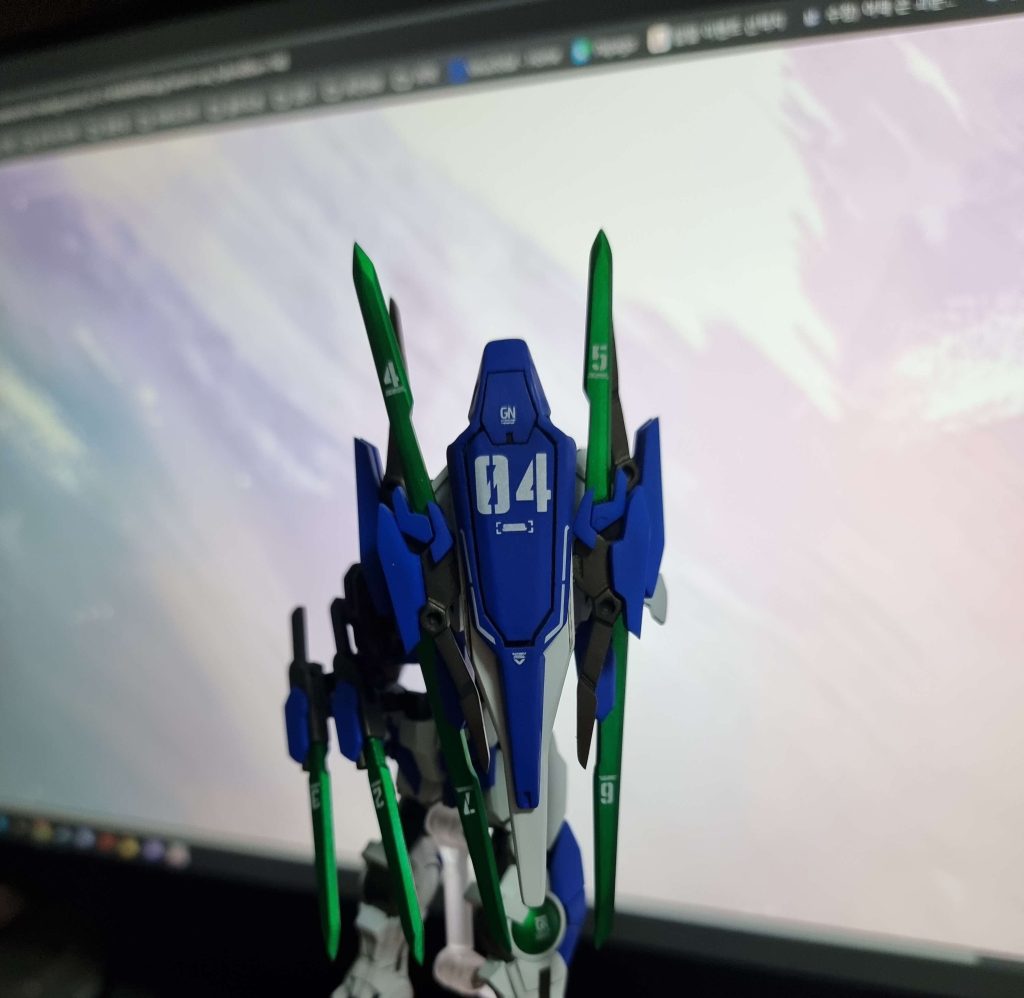 いろいろなデカールを混ぜて使用！あらかじめソレスタルビーイングのデカールを注文しなかった大失敗！(zaku-kao9)