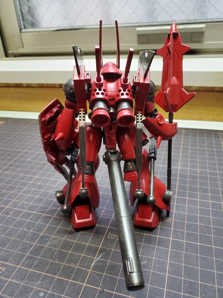 バックショット。スラスターが巨大化され、燃料を気にせず闘える様プロペラントタンクが新設されています。機体が紅いのは某マスクの人が言っていた「当たらなけばどうという事はない」を体現しているからです。あと、敵機体といえば赤と黒ですよね。