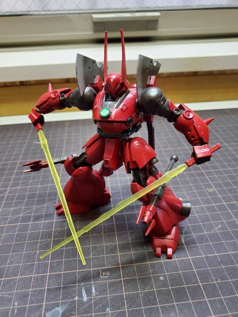 ビームサーベル2本、シュツルムファウストの代わりに足に付いてるのは、合体してビームグレイブになります。