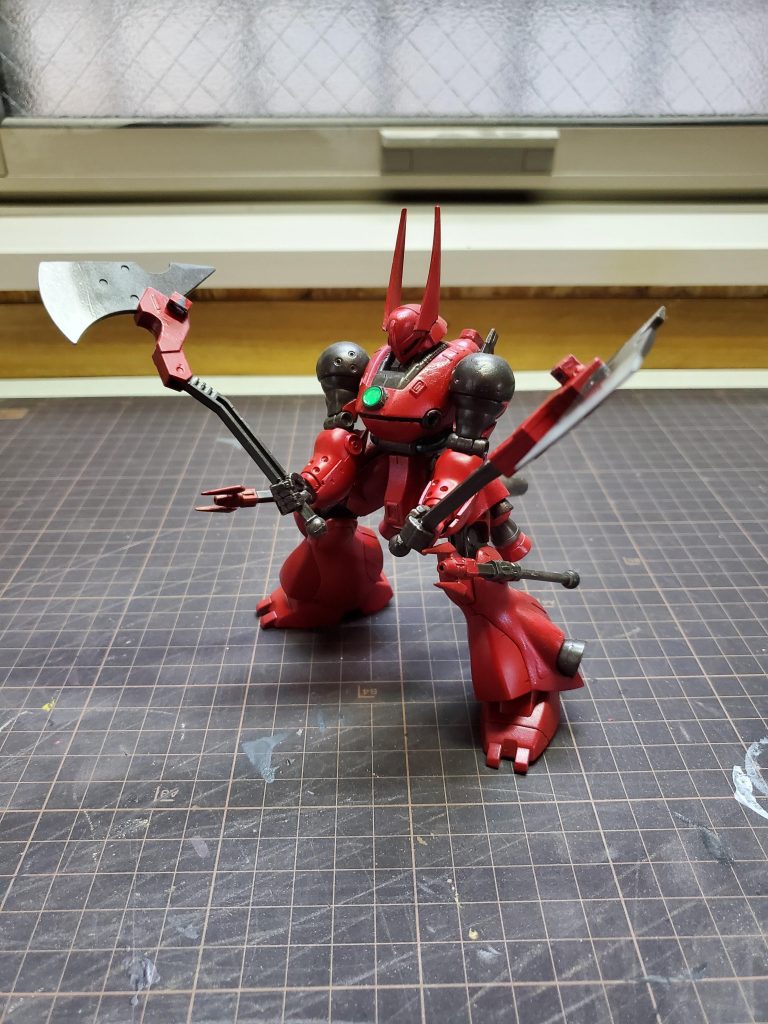 肩から顔を覗かせていたのはアイアンアックス。ゴリゴリの肉弾戦を仕掛けてきます。