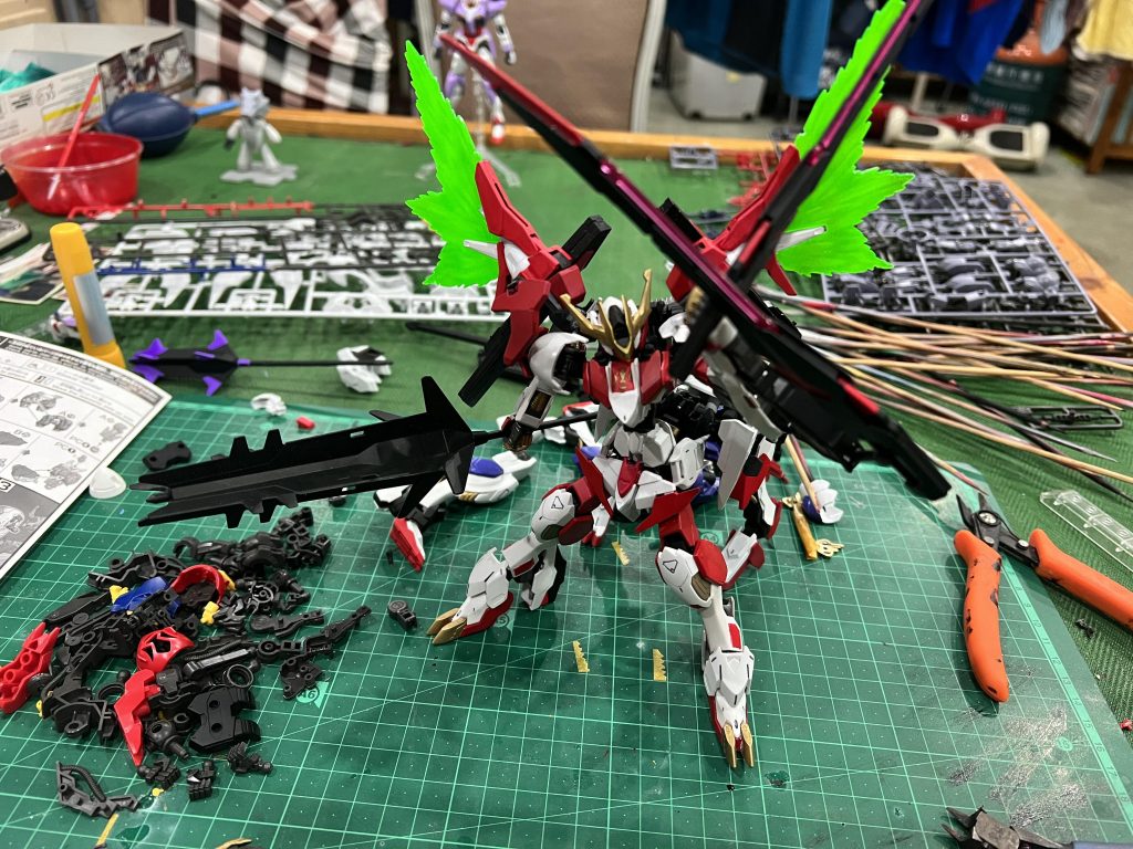 【攻撃は最大の防御】補助アームの助けにより、両手を必要としていた攻撃が片手だけで行えるようになりました。[攻擊就是最好的防守] 而且有輔助臂的幫助, 原本要雙手實行的攻擊可以靠單手就能獨自輸出[Attack is the best defense] With the help of the auxiliary arm, the attack that originally required both hands can now be carried out with one hand alone.