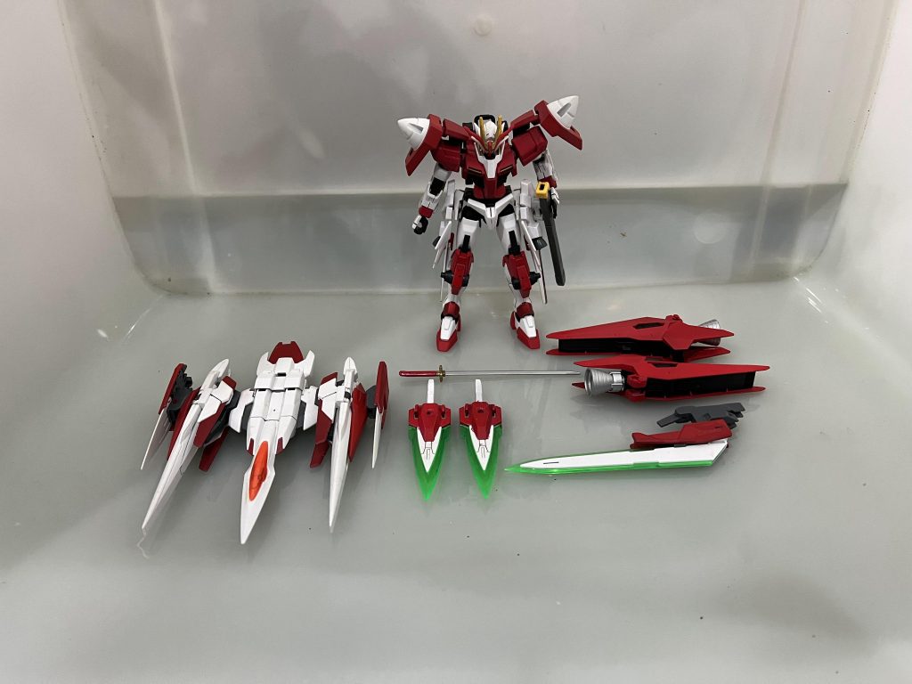 ベースは00Rをベースにしているので、あまり変更はありません。バランス調整のため、ガンダムアドバンスドテルティウムのバックパックを使用しました。GNカタールをダガーに変更し、投げやすくしました。そして、男子の憧れ、カタナも追加しました。它基於 00R，因此在基礎上不會有太大變化我使用了 Gundam Advanced Tertium 的背包來獲得更好的平衡我把 GN 匕首換成了匕首，這樣比較容易投擲我添加了每個男孩的夢想，那就是武士刀It's based on 00R, so that it won't have much change on the baseI used the Gundam Advanced Tertium's backpack for better balanceI changed the GN katars to Daggers for easier throwing  And I added every boy's dream, which is the katana 