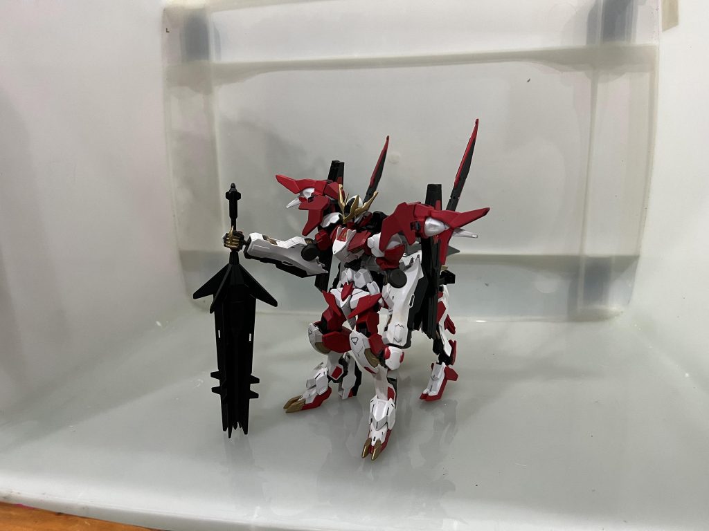 下半身は、バランスを良くし、体全体をより強く重く見せるために、ガンダムバルバタウルスを使用することにしました。下半身我選擇使用 人馬獵魔鋼彈,以獲得更好的平衡性,並使整個身體看起來更強壯、更重The lower body i choose to use the GUNDAM BARBATAURUS for better balance and make the whole body looks stronger and heavier