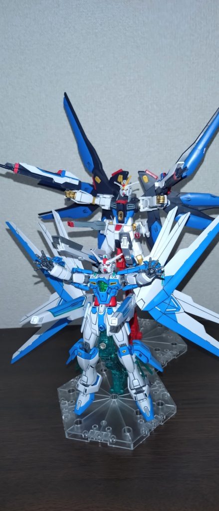 普通のフリーダムガンダムがなかったので、ストライクフリーダムガンダムと並べてみました！