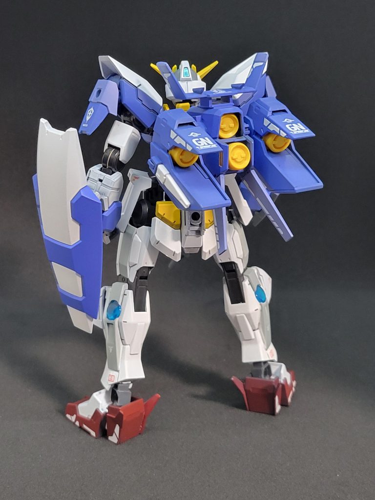 関節と各部に搭載されたGNコンデンサによってAGE系の機体でありながらも、粒子の貯蔵と解放が行えるようになっている。　また本機は可動範囲拡張のために関節を複雑化した部分があるため、装甲の一部にプラ板を積層して貼りつけて防御力の向上を図っている。背部にはGNドライヴを搭載したバックパック、膝部にはGNスラスターが増設されている。