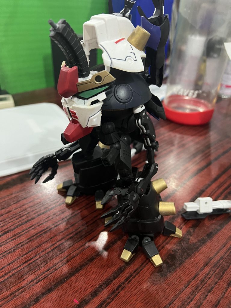 ウォードムポッドのキャノンを外し、MSF-007TE ガンダムテルティウムの大型ハンドを補助ハンドとして換装し、近接戦闘の手段としても活用できるようにしました。我把JMA 0530-MAY WoDom Pod的炮拆掉换成MSF-007TE Gundam Tertium 的大型手作為輔助手,還可以作為近戰的攻擊手段.I removed the cannon of the JMA 0530-MAY WoDom Pod and replaced it with the large hand of the MSF-007TE Gundam Tertium as an auxiliary hand, which can also be used as a means of close combat.