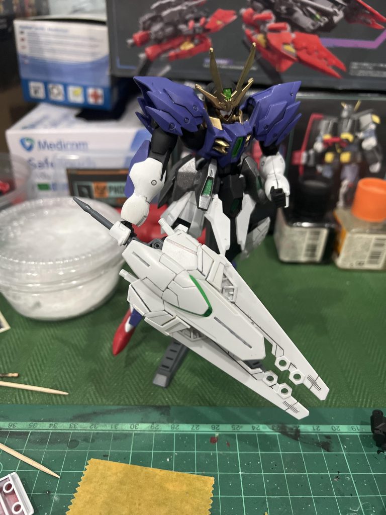 近接武器は1/144ガンプラバトルアームズのパーツを使って「合体トランスフォーマーアタックシールドソード」を作りました。近戰武器我用1:144 GUNPLA BATTLE ARM ARMS 的零件去制造一把[覆合式變型機攻盾劍]For the melee weapon, I used the parts of 1:144 GUNPLA BATTLE ARM ARMS to make a [Combined Transformer Attack Shield Sword]