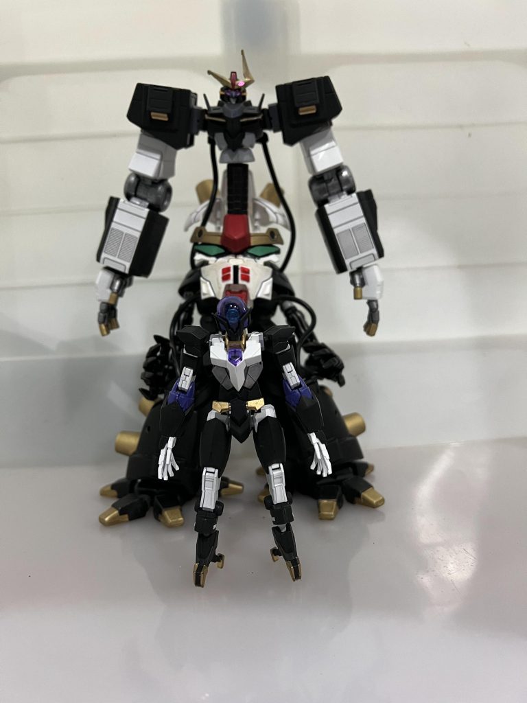 JMA0530-MAY ウォードムポッドの機構を参考に、最終決戦用にアルスガンダムを組み込んでみました。アルスガンダムのボディアーマーをMAの外部アーマーとジェットに変更しました基於JMA0530-MAY WoDom Pod的機關,我在里面收藏了一隻Alus Gundam 作為最終決戰用途,以Alus Gundam 的身體裝甲我改成了MA的外掛裝甲和噴射器Based on the mechanism of JMA0530-MAY WoDom Pod, I hide an Alus Gundam in it for the final battle. I changed the Alus Gundam's body armor into the MA's external armor and jet.