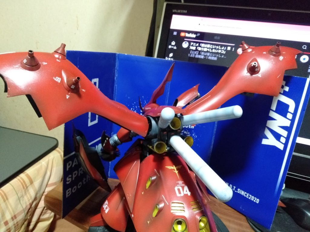 ファンネルラック兼バーニアスラスターも元のRE/100では、安全仕様で丸かったので大きくして尖らせてます。