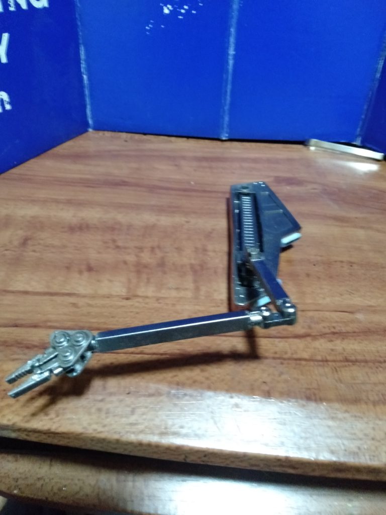 隠し腕もこんな感じで稼働させれ、収納もって想ったんですがこれが現時点の技術力ですハイ。勿論サーベルも持てます。