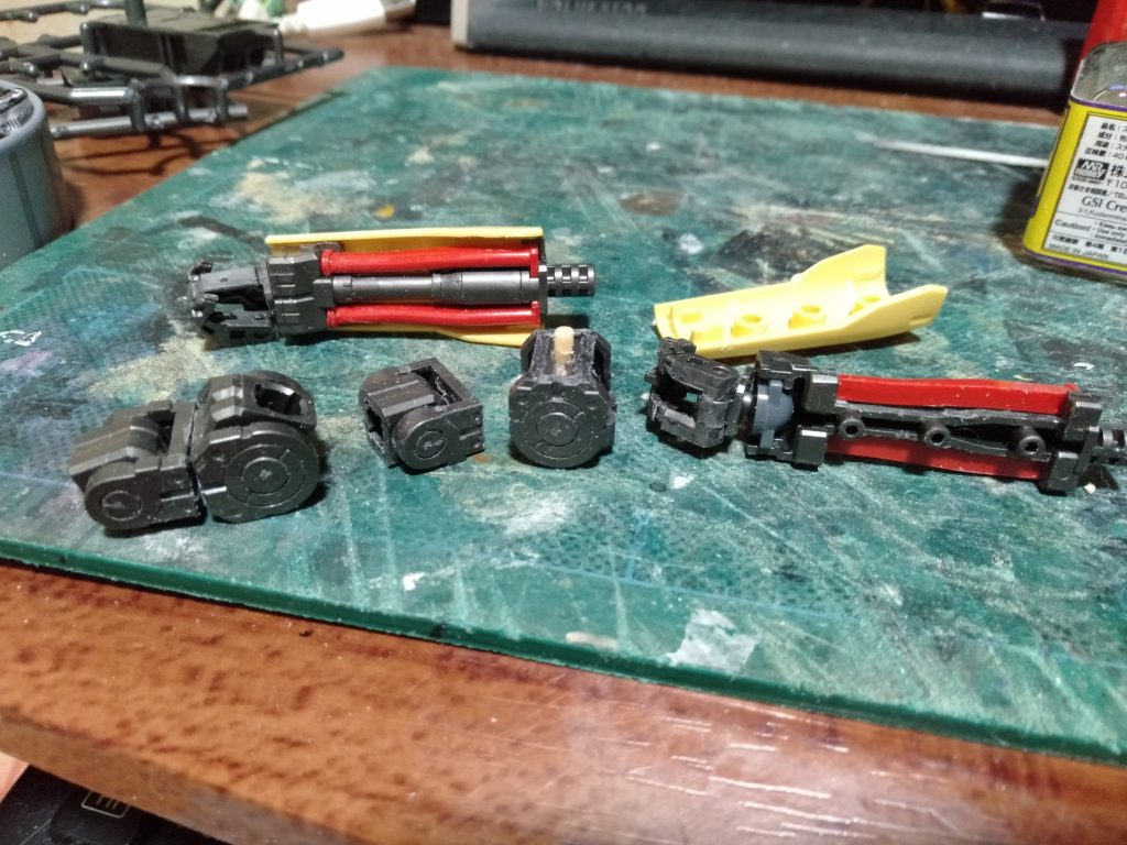 スカートの隠し腕の部分ですが、キットだと模型的なモールドで再現している箇所があり、玩具っぽさがあるので切り落として、設定画のように隠し腕と保護カバーと分かりやすくしました。キットのままだとせっかくの隠し腕も”出すだけ”なので、左右に振れるように関節を増やしました。試行錯誤して考えましたが、増やす箇所は関節ジョイント部分を半分にカットして、そこに中空プラパイプとプラ棒でロールできるように改造しました。