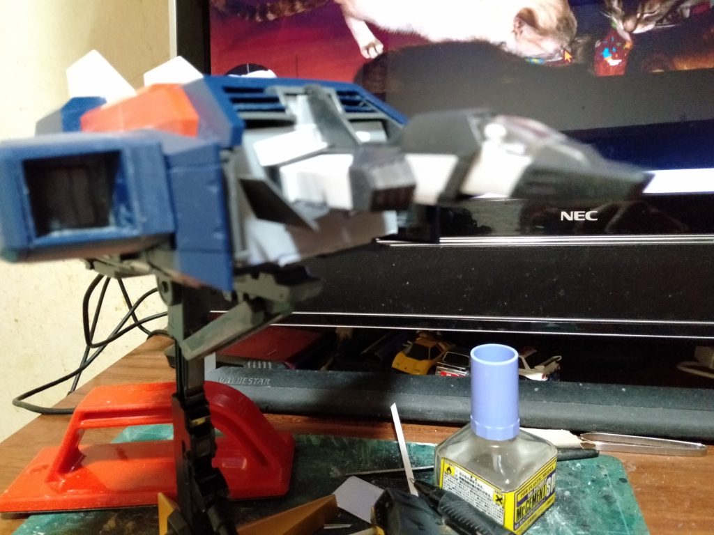 とりあえず、気に食わない”G－スカイ・イージィ”の形態のパーツ処理。当時から旧1/144のような1/72を機首にするのは、「映像はそうだけど、スケール的には違うよなッ‼」というのが中一の頃から改造してた箇所なので、MGでも小改造・・・っていうか、接続用のパーツを自作します。第一作業状態はこんな感じで製作開始してます、主にプラバンとプラ角棒、L型プラ棒等で形を創りました。バランス的に好さげなので、このまま作業を詰めていこうと想います。キットのパーツは”1/100 コア・ブースター”を製作する時にでも、使用しようかと想います。楽そうだし（笑）