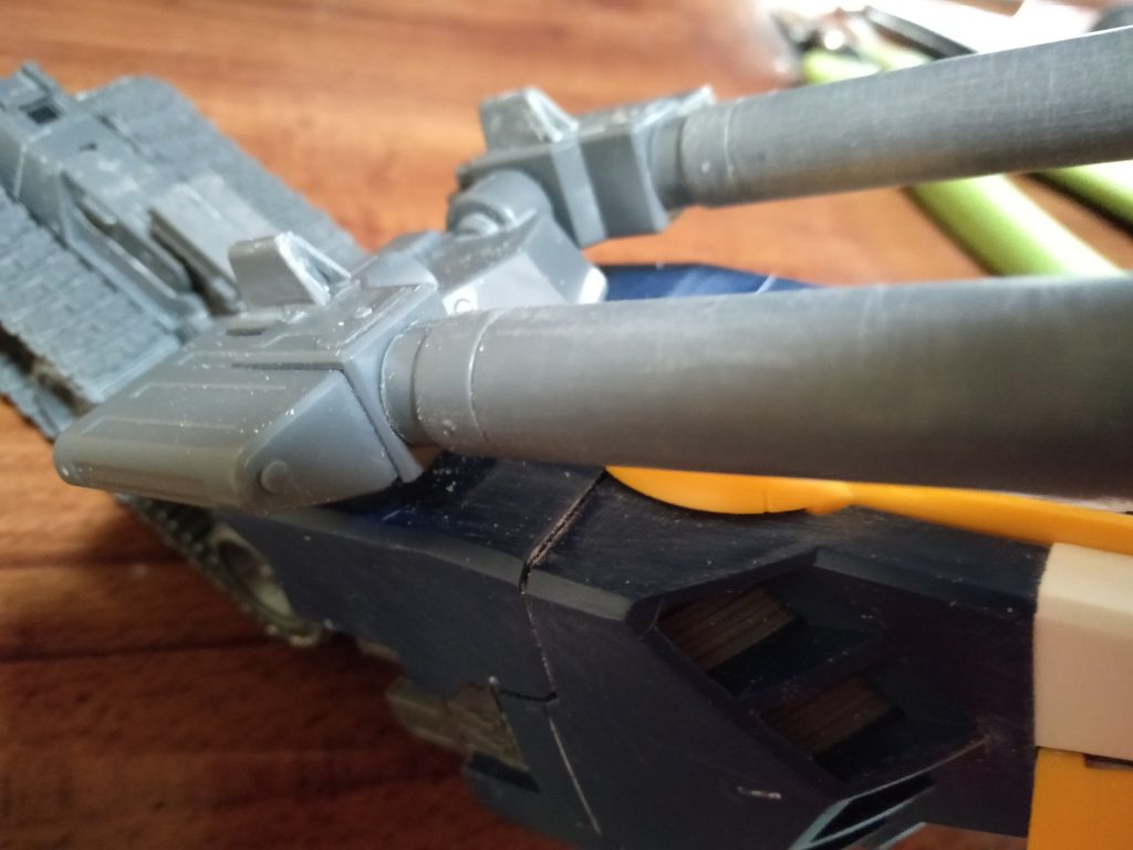 メガ粒子砲をカッコイイ感じにアレンジされてるけど、照準センサーらしきパーツが簡易すぎたので、弄りました。完成時にはレンズをクリアレジンか？、サーベル等のタグから創るパーツかで再現します。