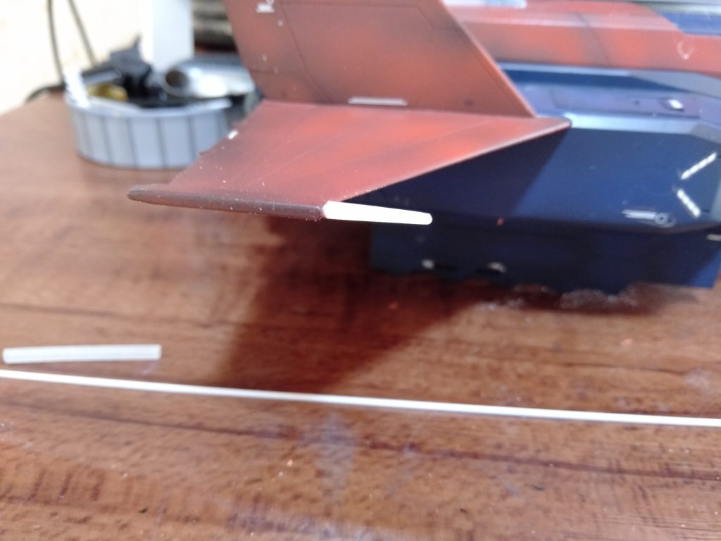 ・・・ショックだわぁ、デカールに夢中になってて気がつけば折れて無くなってた。( ；∀；)　　　　　　　　　　　　　　　　　　落ち込んでても仕方が無いから、2mmと1mmのプラ棒で、折れた切断面を綺麗にしてから接着して整形した。何とか製品の形状にできた(;^_^A、バンダイもこういう箇所は別パーツにして、補修またはパーツ請求できるようにして欲しいわ。　　　　　　　　　　　　　この後デカールが全渇きしてから、再塗装します。