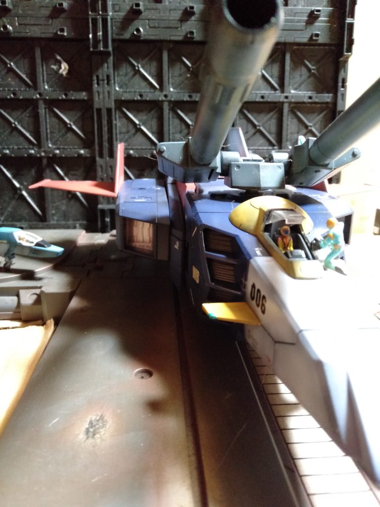 笑える事に、ノーズアート用のデカールを製作してたんですが、機首に貼るなら”反転”させないといけないのに、ＭＳに貼るデカールのように一方向で刷ってしまってました（笑）なので、明日以降に刷り直していずれ貼りますが、今回は右側は貼ってません。