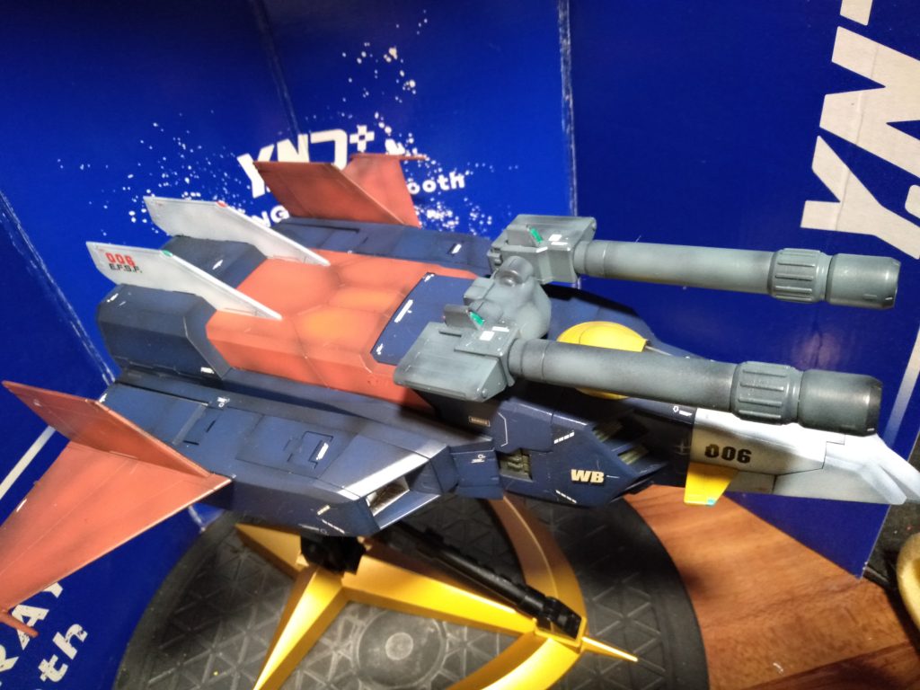 ツイン・メガ粒子砲のセンサーはくり抜いて、クリアグリーンのタグランナーを削って付けました。いい感じだと想います。