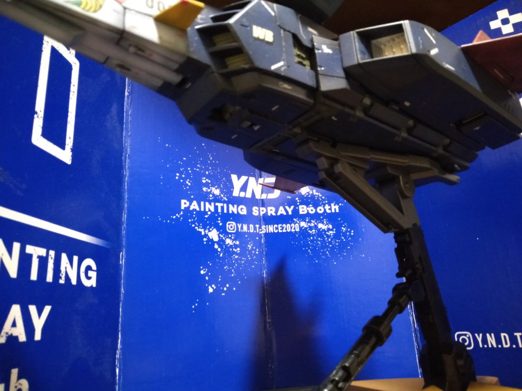 台座に隠れてますが、ちゃんと腹面にも赤い尾灯を製作して付けてます。