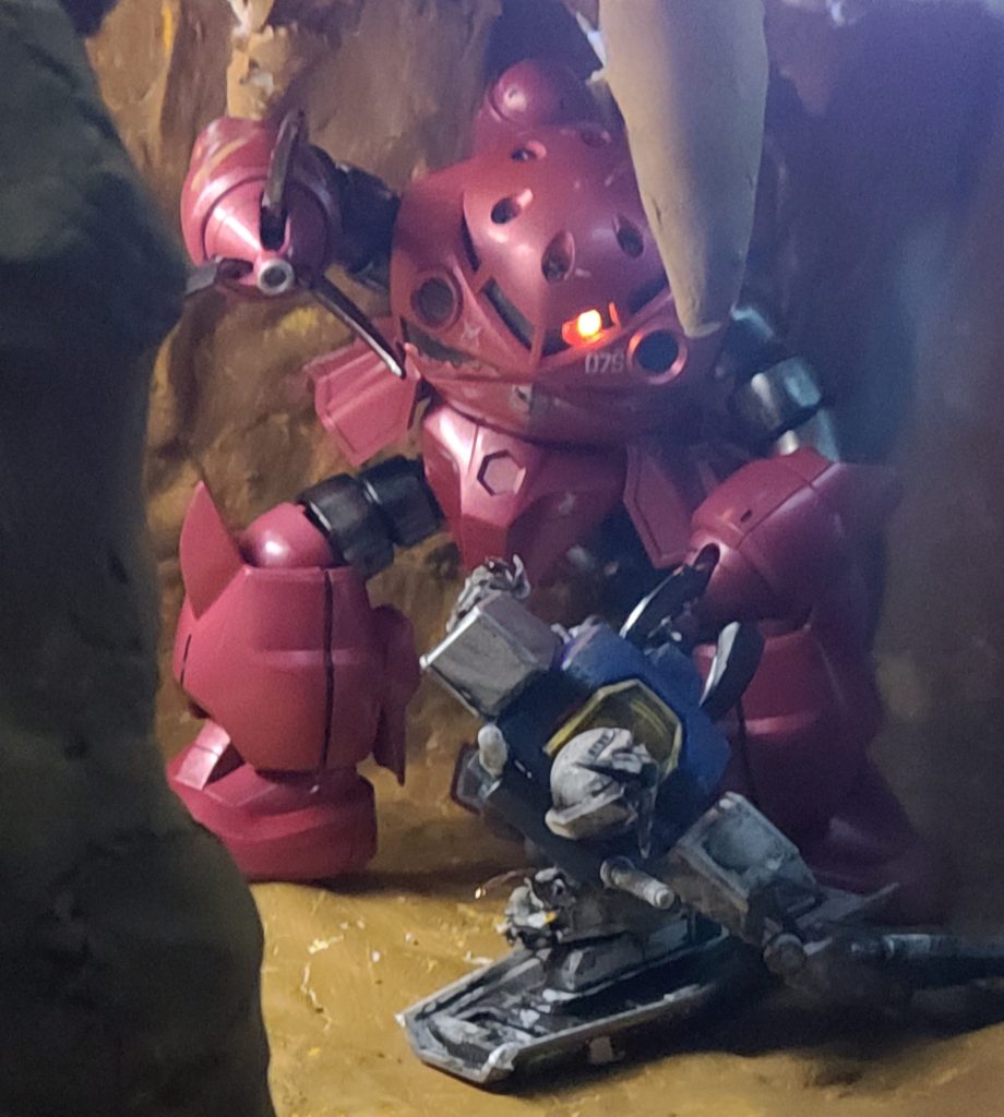 この一コマだけをイメージして実は作ってました。ガンダムは500円の中古。(ほんとはシャア専用ザクで使う予定だったんだけどな……【志村!後ろ!】にw)ズゴックは新品780円😉性能差が出るかとw