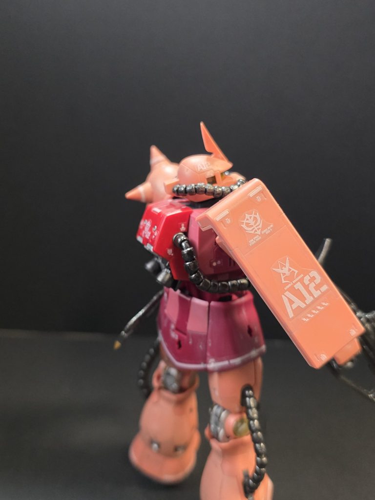 ランドセルはメタリックレッドに。当時からザクの動力パイプがボディ同色なことに違和感を感じていたのを思い出し、脚、腰、頭部のパイプはガンメタに。