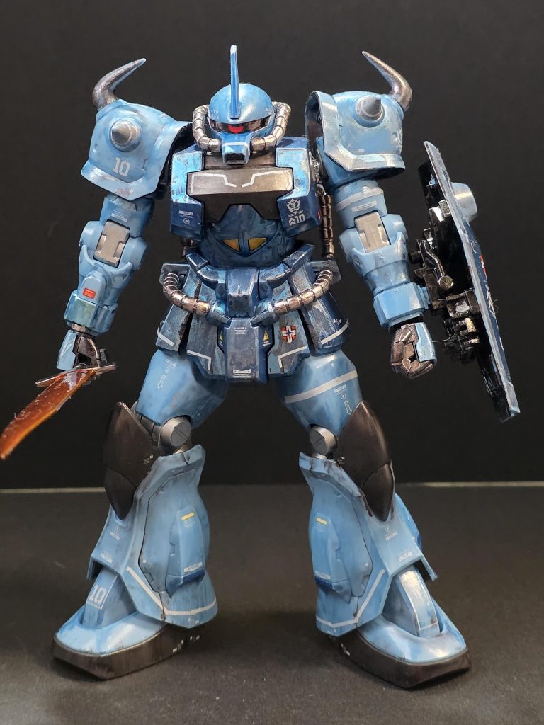 当初は素組み時々ガンダムマーカーの予定だったが、ランドセルの塗りミスを修正しようと消しペンをしみこませた綿棒で擦ったところ、塗料が上手く取れず残った風合いがなんとなぁく汚しっぽくていい雰囲気になったため、以後ガンダムマーカーブルーメタリックを塗っては綿棒で擦る、という作業を繰り返すことに。結果的にイイかんじで使い込んだ感が出てヨシと。