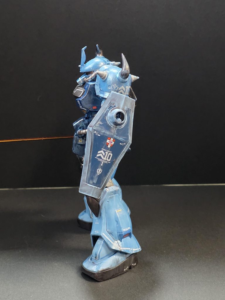 グフカスの特徴でもあるシールドのガトリング類は装着せずにグフ感を表現。シールドの凹凸に沿ってマーカーを塗っては擦った結果がこんな感じで。