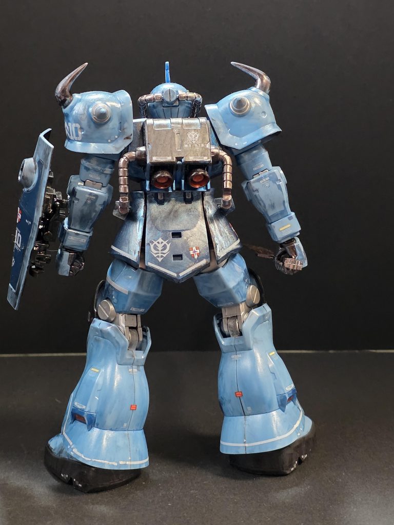 両肩のスパイクは先端をヤスリで研いで尖らせてみた。