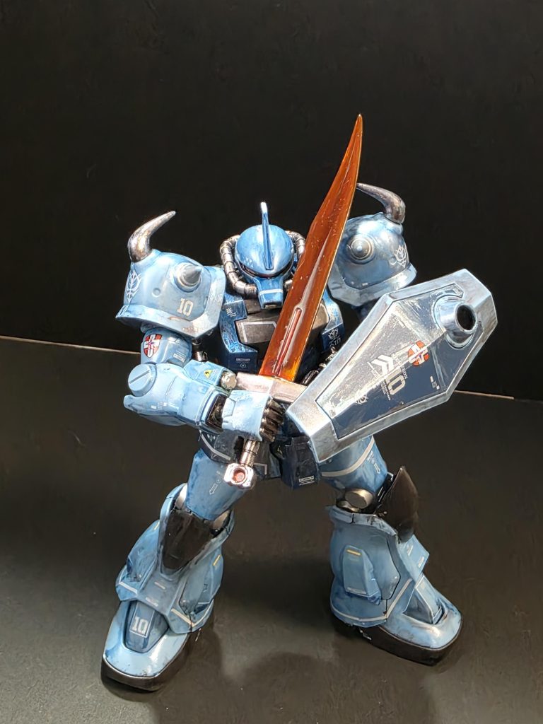 ヒートサーベルはクリアオレンジを塗り重ねることでクリア感を出してみた。HGにはデカールが付属していないので、水転写の別売りグフ用を入手して切り貼りしながらそれっぽく仕上げてみた。【おわりに】どうしてグフのRGキットがないのだろう。そもそもファーストのRG自体が少ないのは残念。でも間違いなく現在のガンプラ市場を支えているのはファーストリアル世代のおっさん達なんだから、SEEDがかっこいいのは認めるからもう少しファーストにも優しくしてもらいたい。。。