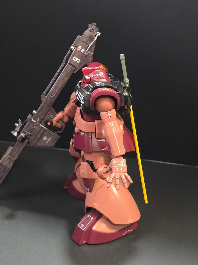 ボディはシャアレッドとシャアピンクで。映像だとピンク部分はもう少しオレンジに近い色（ゲルググに近い感じ？）だったから、本当はそうしかたったけどここが筆塗り素人の限界点。