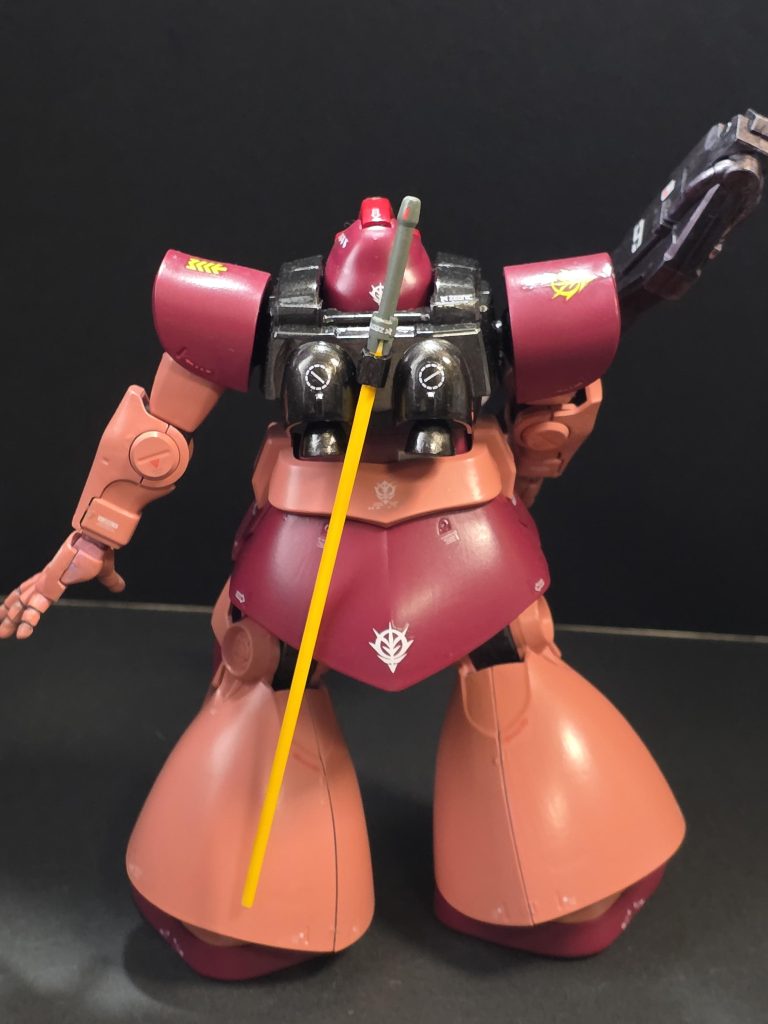 全体をつや消しトップコート仕上げのところ、胸部のガンメタとモノアイガードのメタリックレッド部分だけは光沢のままにしてみた。モノアイには100均でゲットしたラインストーンのピンクを流用。台座をヤスるのが結構大変。脚部スカートの合わせ目はもう少しがんばりたいところ。。。