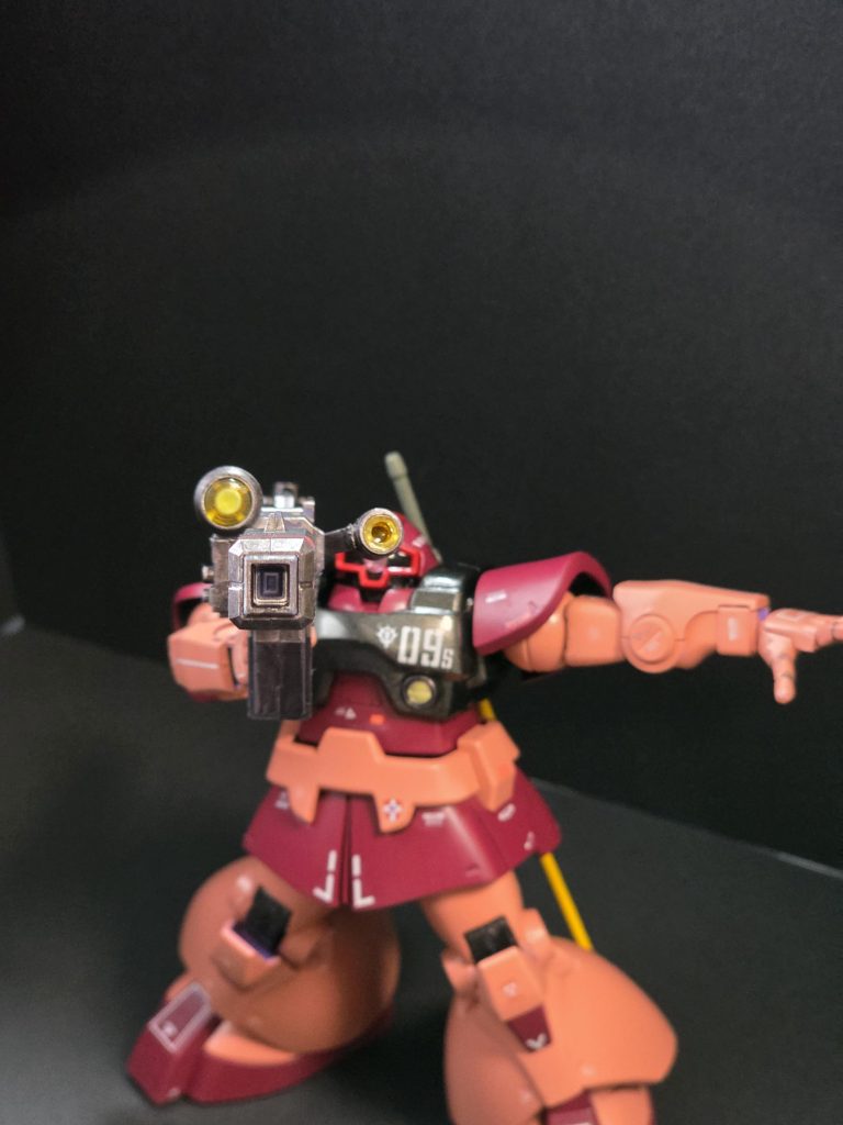 ビームバズーカのスコープにはクリアパーツが付属していなかったため、ドムバズーカからスコープ部分だけを移植して切り貼り。デカールはガンダムデカールのジオンMS汎用から流用。RとSが欲しかったのだが、Rは諦めてSだけ数字の9を切って代用。