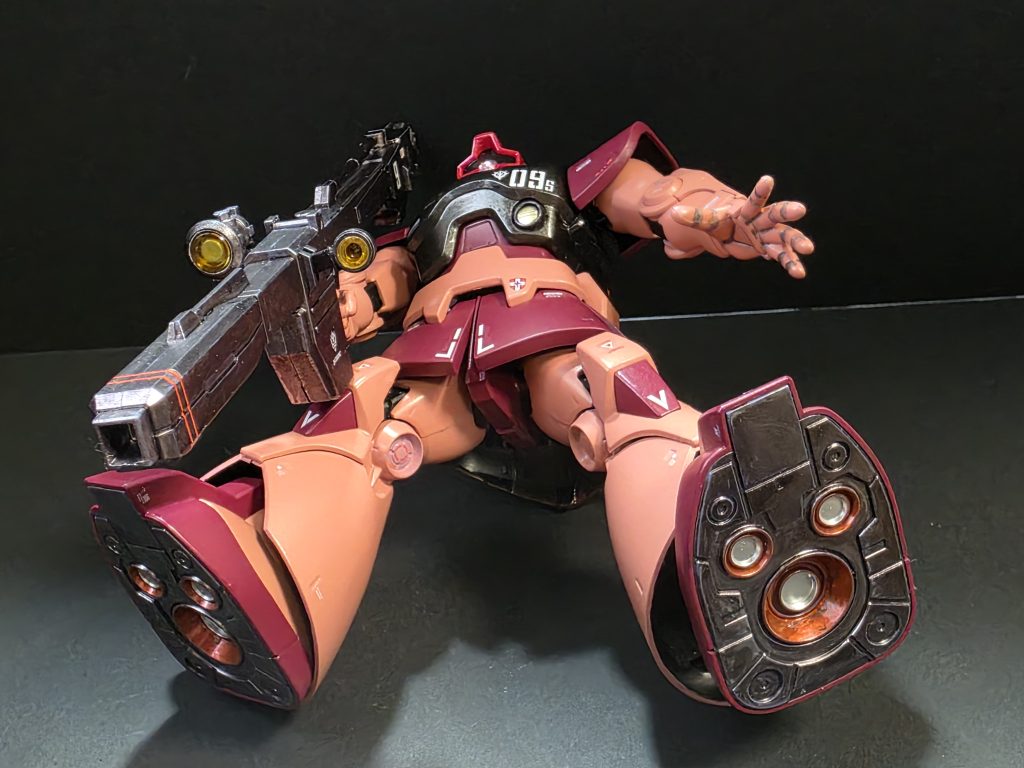 足裏はガンダムマーカーで塗分け。撮影用にアクションベース買ったので組み立てます。。。