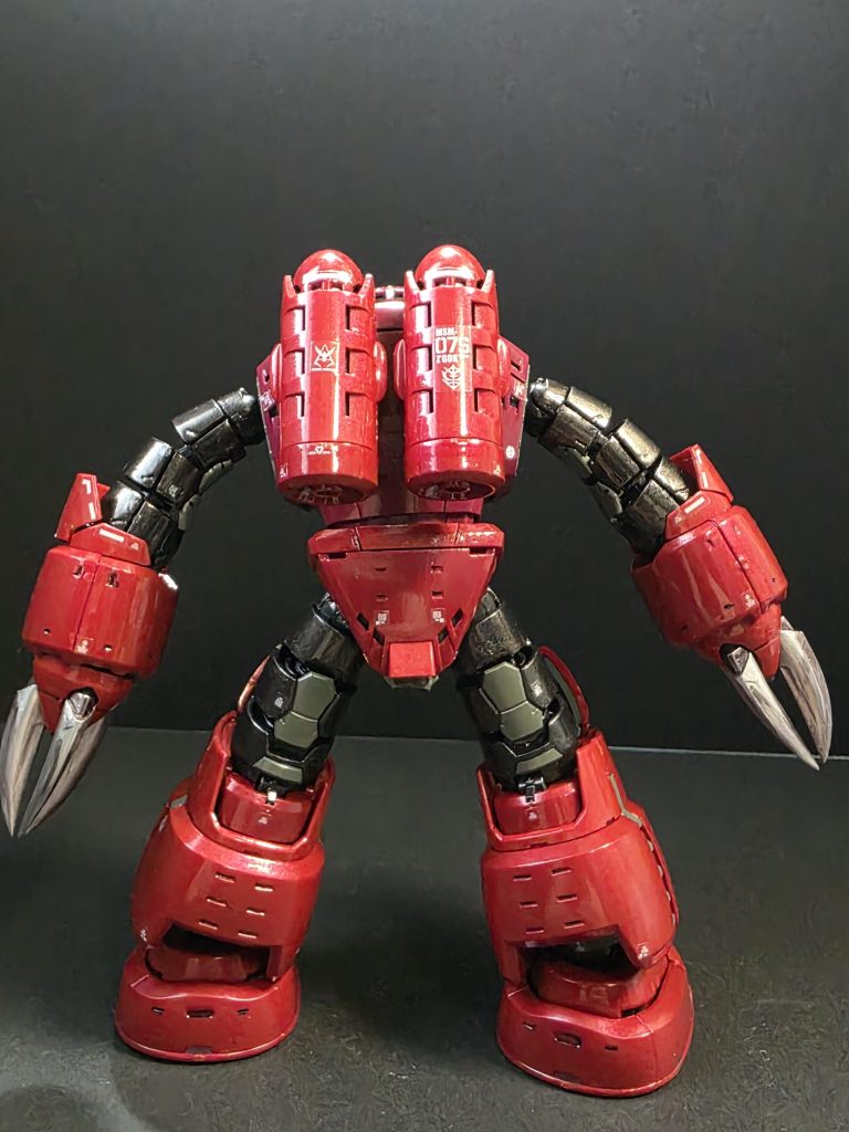 リアブースターの上下パーツはボディ同色設定のところを本体と同色メタリックレッドとしてみた。関節内側のグレーは余っていたタミヤエナメル塗料のグレーでつや消し感をそのまま残している。