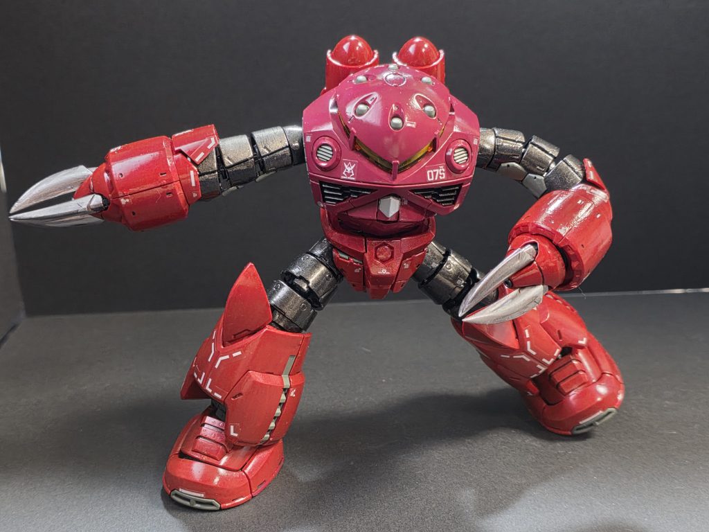 例のポーズ。ジャンクのGMを買ってきて再現しようかと一瞬考えた。RGの関節可動域にはホント毎回驚かされるが、このズゴックの動きもハンパない。素組みでこのポーズが再現できるだなんて当時からは考えられないくらい素晴らしい。