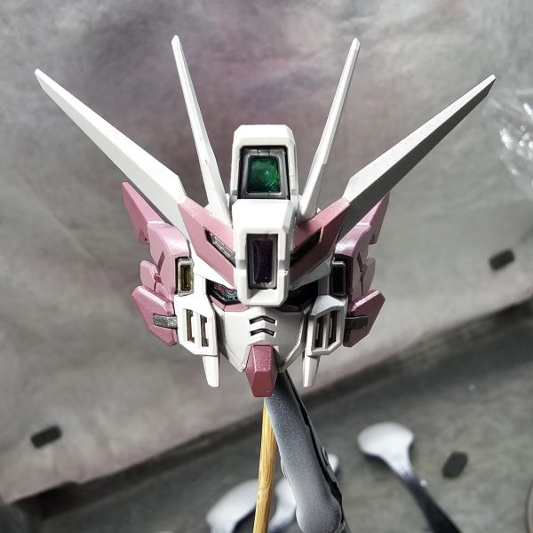 製作中のMGSDウイングガンダムです。目はオッドアイにしています。蛍光塗料をハッキリと表したかったのでクリアパーツはレジンで制作してます。しかし全くと言っていいほど製作進んでいません(笑)この部分以外はヤスリ掛け終わっただけです(T_T)頭部だけ塗装進めただけです(笑)次に進みたいですが時間がなく… （1枚目）