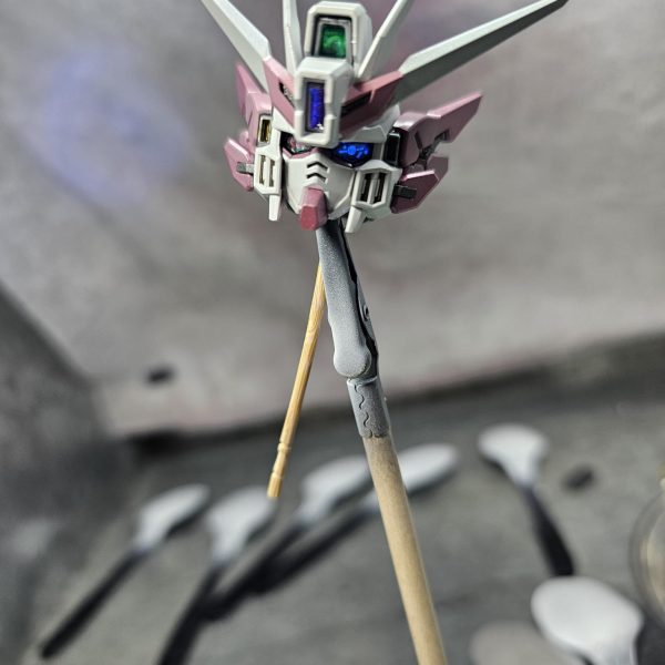 製作中のMGSDウイングガンダムです。目はオッドアイにしています。蛍光塗料をハッキリと表したかったのでクリアパーツはレジンで制作してます。しかし全くと言っていいほど製作進んでいません(笑)この部分以外はヤスリ掛け終わっただけです(T_T)頭部だけ塗装進めただけです(笑)次に進みたいですが時間がなく… （3枚目）
