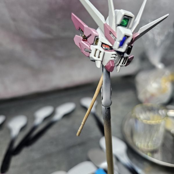 製作中のMGSDウイングガンダムです。目はオッドアイにしています。蛍光塗料をハッキリと表したかったのでクリアパーツはレジンで制作してます。しかし全くと言っていいほど製作進んでいません(笑)この部分以外はヤスリ掛け終わっただけです(T_T)頭部だけ塗装進めただけです(笑)次に進みたいですが時間がなく… （2枚目）