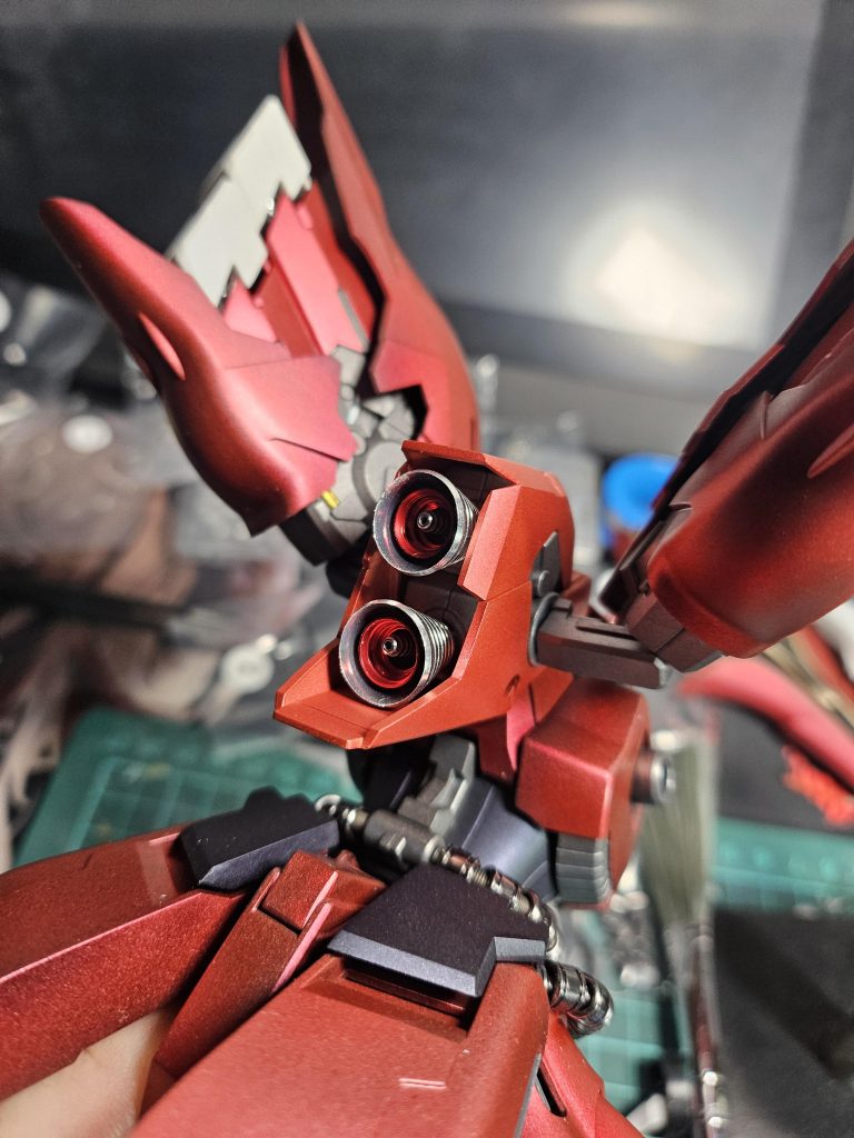 今回初めてメタルパーツを使いました。頭部バルカン、スラスター全部と動力パイプ。お金が散りました😭でも満足