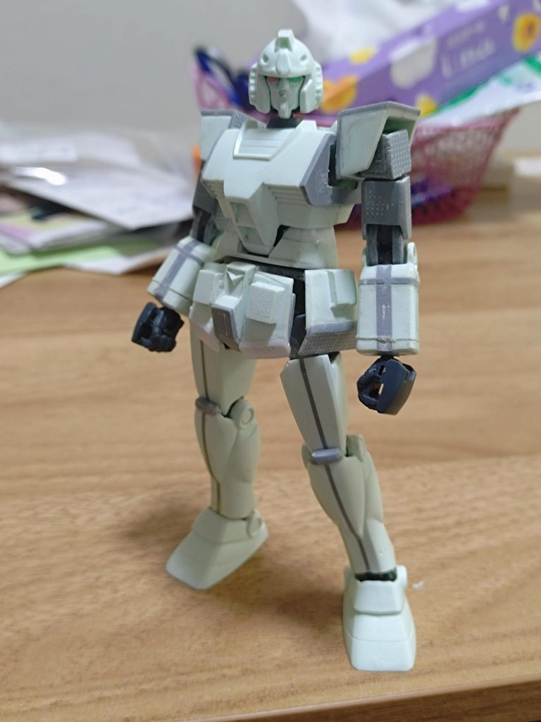 製作中の写真ですが、こんなもんしかありませんでした。肘の自作関節に合わせ、腕を大分幅増ししてるのがおわかりでしょうか。それに合わせ、足も若干幅増しする事で帳尻合わせてます。