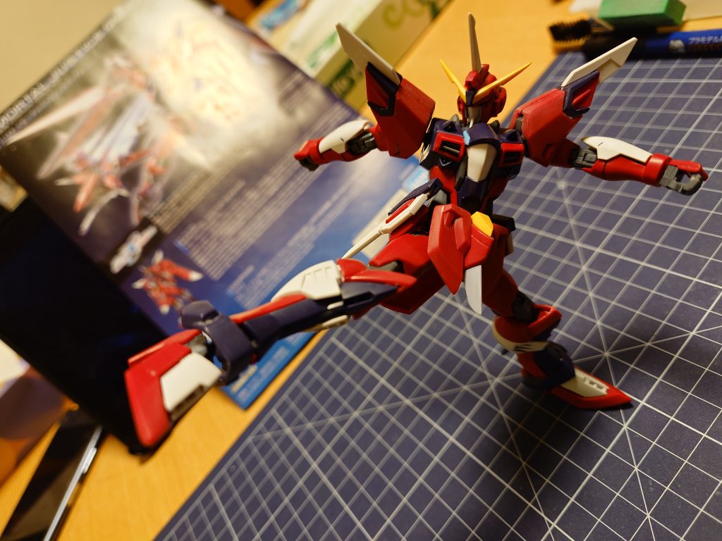 バックパックなければ結構自由に遊べるんですが、羽のバランスが悪くアクションベースないとポージング結構大変です