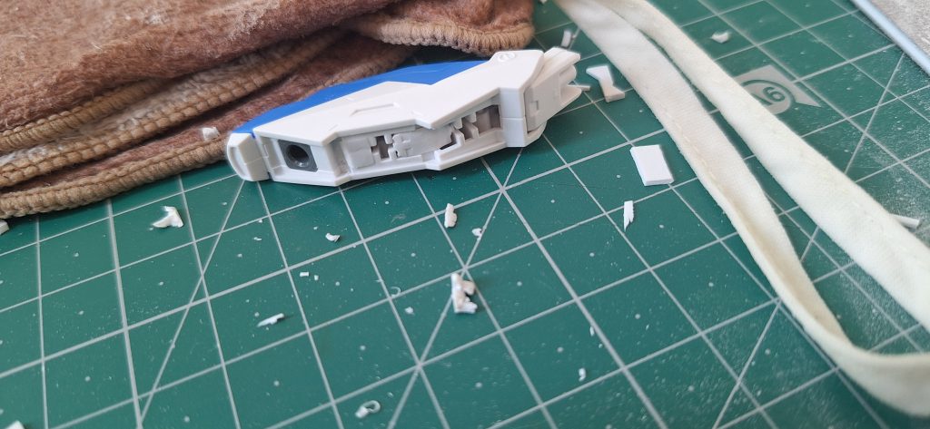 ランナーの板の部分を使い不必要な穴を塞ぎガンダムマーカーのグレーで塗装