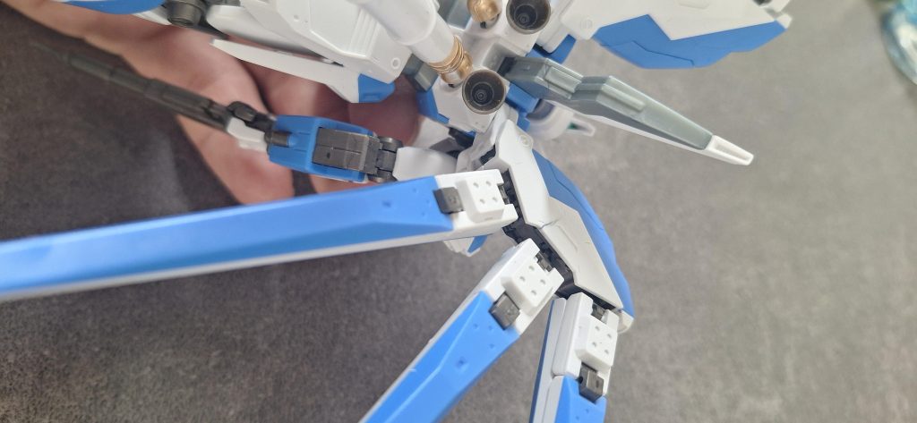 本来ファンネルは左右でひとつしか可動がありませんがプラモ仲間からファンネルを頂きまして6基全てを可動ファンネルにしました。その際に取り付け部を少し加工し、塗装しました。